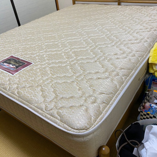 値下げ中】ベッドフレームとシモンズのマットレス譲ります