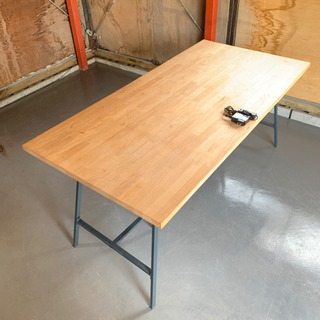 IKEAのテーブルと脚