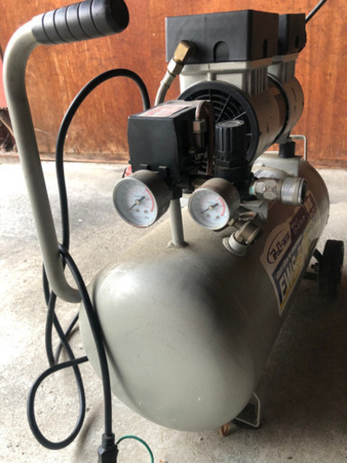 静音オイルレスコンプレッサー30Lとインパクトレンチ