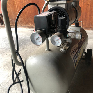 静音オイルレスコンプレッサー30Lとインパクトレンチ