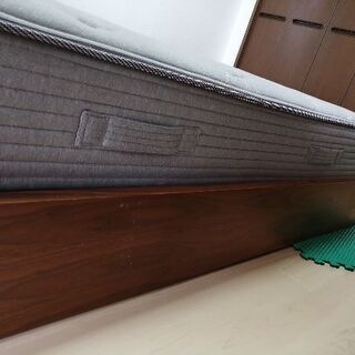 クイーンベッドとマットレス