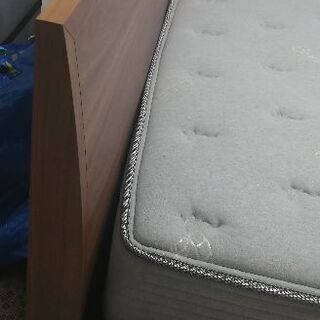 クイーンベッドとマットレス