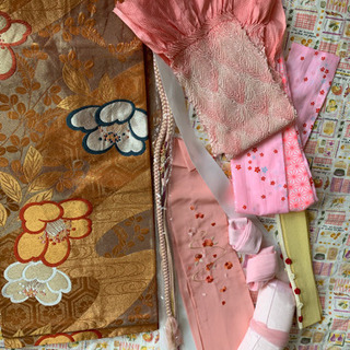 振りそで　紅に桜