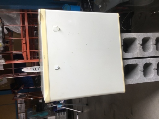 【倉庫や作業場でどうですか。小型冷蔵庫サンヨー】