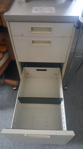 金属製の引き出し