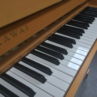 リビングにもマッチするカラーのカワイ K18 アップライトピアノ 