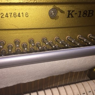 リビングにもマッチするカラーのカワイ K18 アップライトピアノ 