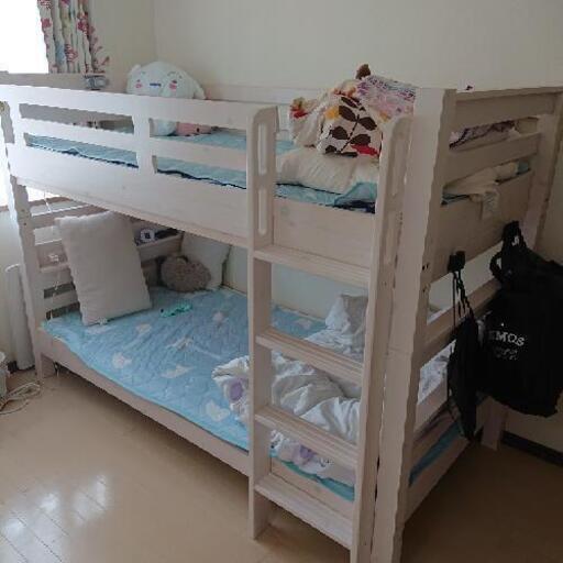 二段ベッドです。まだ１年少ししか使用していません。定価は送料込みで5万円くらいだったと思います。
