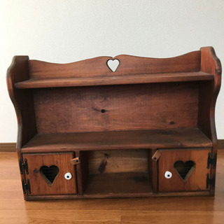 カントリーの木製シェルフ