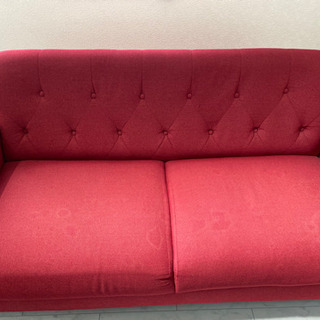 三人掛け　赤のソファー
