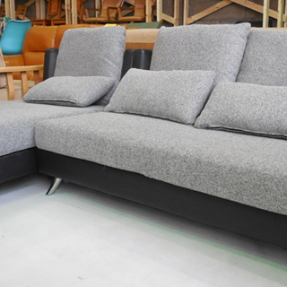 3人掛けカウチソファ 布×レザー グレー/ブラック オシャレ 贅沢ゆったりソファ 脚金属 北欧モダン風 札幌市東区 新道東店