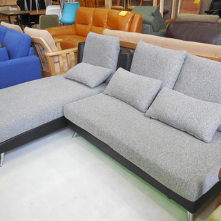 3人掛けカウチソファ 布×レザー グレー/ブラック オシャレ 贅沢ゆったりソファ 脚金属 北欧モダン風 札幌市東区 新道東店