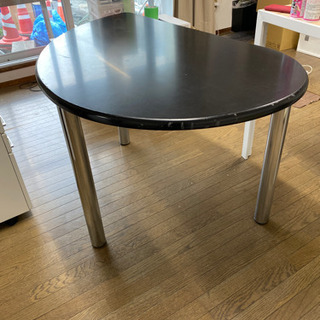 テーブル(半円形⁈)