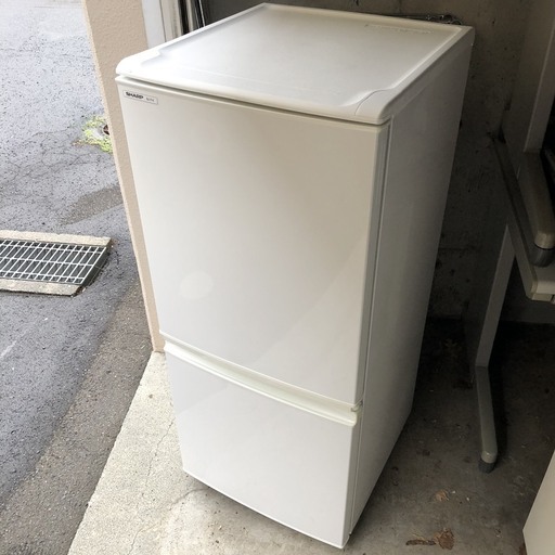 A0239 シャープ　２ドア冷蔵庫　１３７L 白