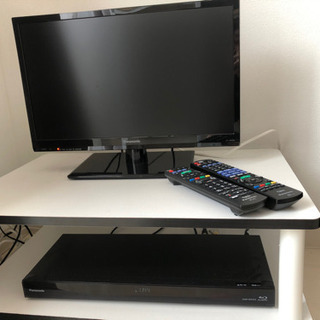 Panasonic 2番組同時録画 ブルーレイ対応 テレビ 19型 台、付属品、リモコン Panasonic 2番組同時録画 ブルーレイ対応 テレビ 19型 台、付属品
