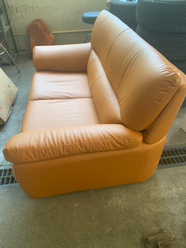 合成革でとても良い色のソファー