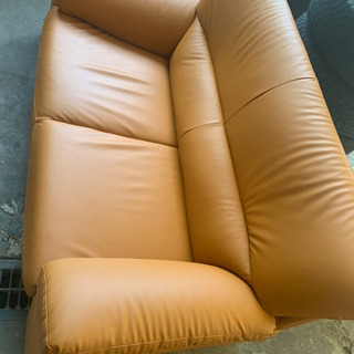 合成革でとても良い色のソファー