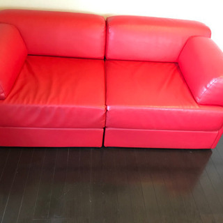 赤革張りソファー