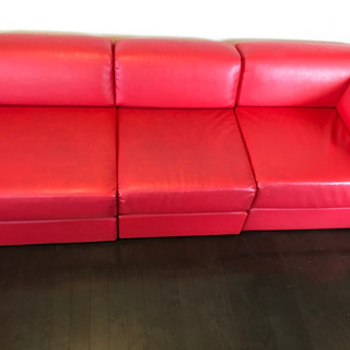 赤革張りソファー