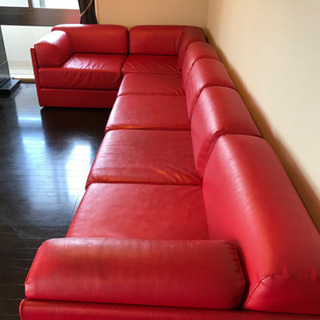 赤革張りソファー