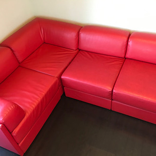 赤革張りソファー