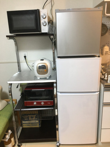 冷蔵庫(シロ)、冷凍庫(シルバー)電子レンジ、トースター、炊飯器と棚