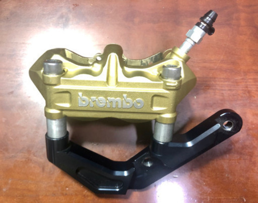 bremboラジアルキャリパー 4Pゴールド取付ピッチ100mm +マジェスティ125用キャリパーサポート+ブレーキパッド残十分有