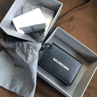 バレンシア三つ折り財布