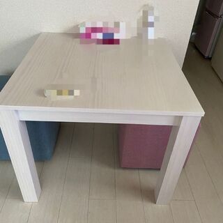 可愛い色のテーブル&椅子セットを無料で差し上げます。