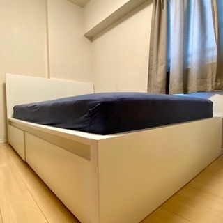 IKEA クイーンサイズのベッドフレーム