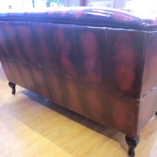 【中古品】自社配送＆設置可能　３人掛け チェスターフィールド調 革張りソファ リビングソファー