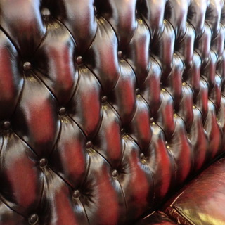 【中古品】自社配送＆設置可能　３人掛け チェスターフィールド調 革張りソファ リビングソファー