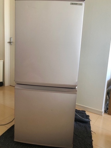 シャープ　どっちもドア冷蔵庫　137L