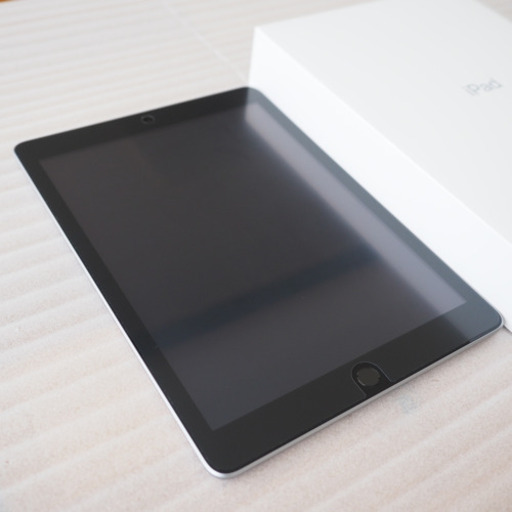 新しく着き 極美品 iPad5 第5世代  32GB Wi-Fi スペースグレー おまけ２点 iPad