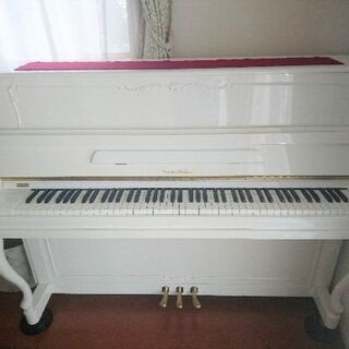 白い猫足アップライトピアノ ノルディスカ