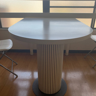 オフホワイトのテーブルです。　半円タイプです。