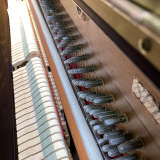 ワインレッドの外装に猫足の高級アップライトピアノ ストックハウゼン