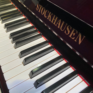 ワインレッドの外装に猫足の高級アップライトピアノ ストックハウゼン