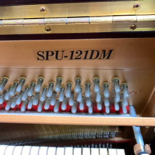 ワインレッドの外装に猫足の高級アップライトピアノ ストックハウゼン