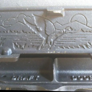 スポーツマンズグリル  LODGE   CASTIRON 旧ロゴ