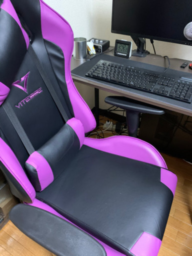 ゲーミーグチェアとロジクールG813キーボード、ダイナミックマイク、オーディオインターフェイスのセットです。