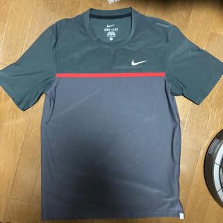 NIKE DRI-FIT Tシャツ M 黒/グレー×赤