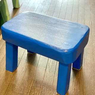 鮮やかな青色の子供椅子・踏み台