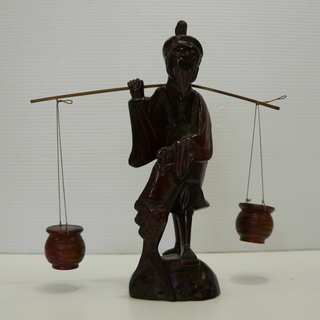 木彫り 老人 置物 天秤棒 インテリア アジアン 工芸品 オブジェ