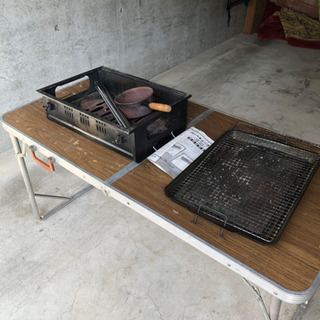 BBQのテーブルとBBQコンロ　炭焼きパン付き無料