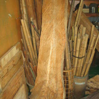 柳丸太　半割り　長さ　142ｃｍ　大きく重いので引取りです。 柳丸太 半割り 長さ 142cm 大きく重いので引取りです。