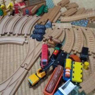 木のレールと電車等おもちゃ一式