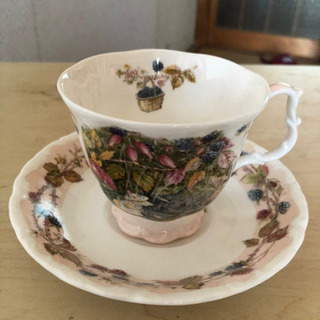 ロイヤルドルトン　ブランベリーヘッジ　カップ＆ソーサー