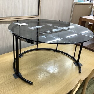 変わったデザインでクールなガラステーブルです！