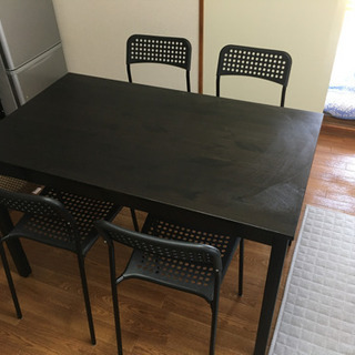 IKEAのダイニングテーブルと椅子4つ